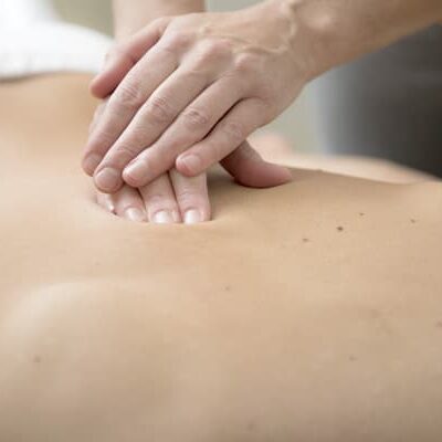 Massage - Rückenmassage während der Therapie in der Naturheilpraxis