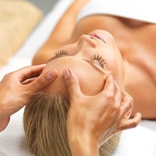 Craniosacral-Therapie in der Naturheilpraxis - Massage mit Hände auf dem Kopf